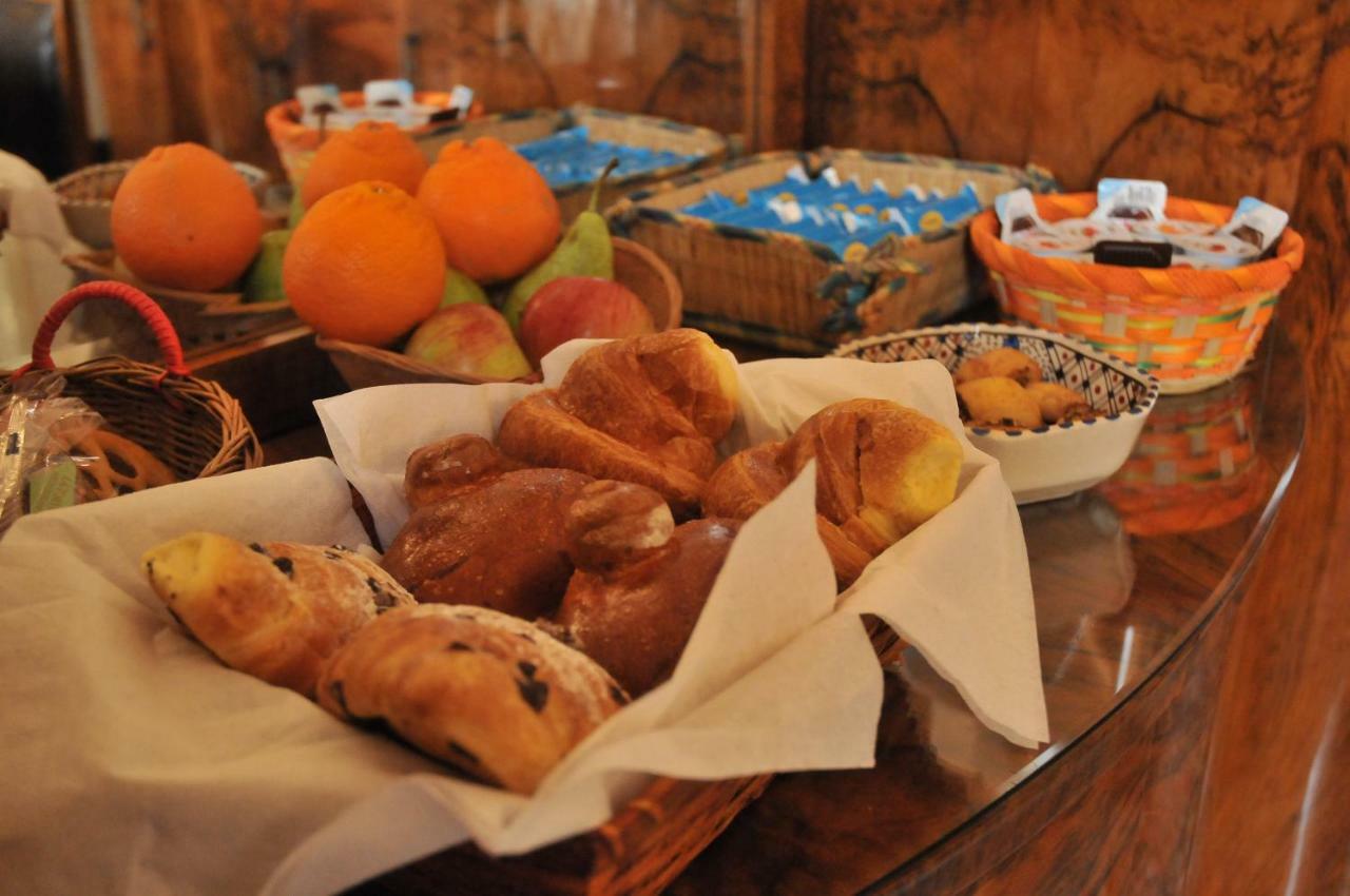 B&B Al Diecisette Catania Kültér fotó